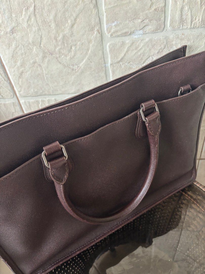 Coach Laptop bag (Category: Laptop Bags & Sleeves) located in Pagsanjan. Submitted by jijithecat (Listing ID 1409026137, Image 2). Description: PLEASE MANAGE YOUR EXPECTATIONS THIS IS USED / PRELOVED !! Malinis loob With hangtag Normal signs of use Ykk zip Gun metal hardware 3 zip compartment Missing sling Good condition, no flaws only minimal signs of use. .
