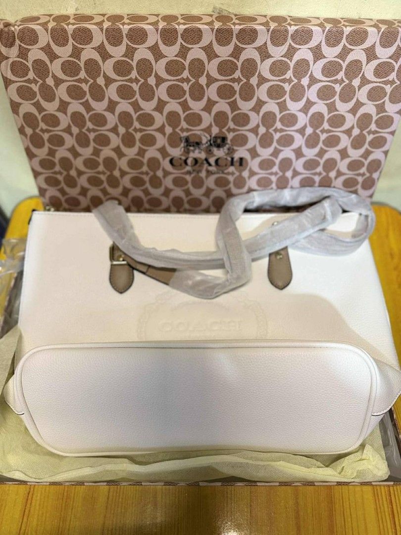 Coach Tote Bag (Category: Luxury Bags & Wallets) located in Quezon City. Submitted by ParkFilter (Listing ID 1408913818, Image 2). Description: .