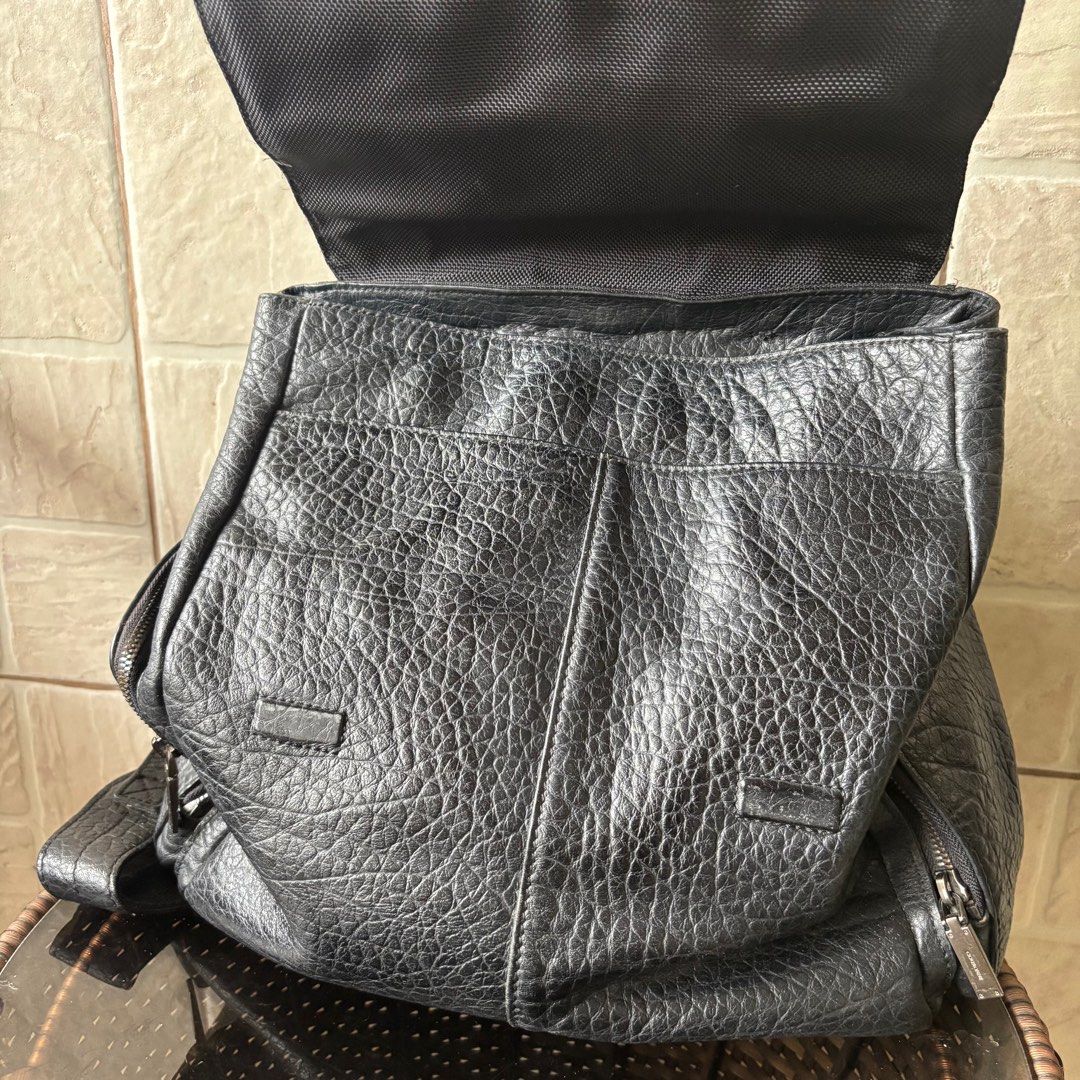 Cuoronne leather backpack (Category: Backpacks) located in Pagsanjan. Submitted by jijithecat (Listing ID 1409023367, Image 3). Description: PLEASE MANAGE YOUR EXPECTATIONS THIS IS USED / PRELOVED !! Many compartment Malinis loob at labas 9/10 hardware With authenticity card Good condition.