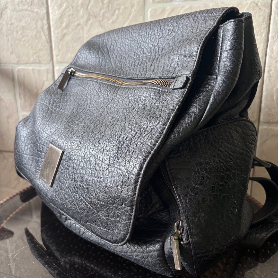 Cuoronne leather backpack (Category: Backpacks) located in Pagsanjan. Submitted by jijithecat (Listing ID 1409023367, Image 2). Description: PLEASE MANAGE YOUR EXPECTATIONS THIS IS USED / PRELOVED !! Many compartment Malinis loob at labas 9/10 hardware With authenticity card Good condition.