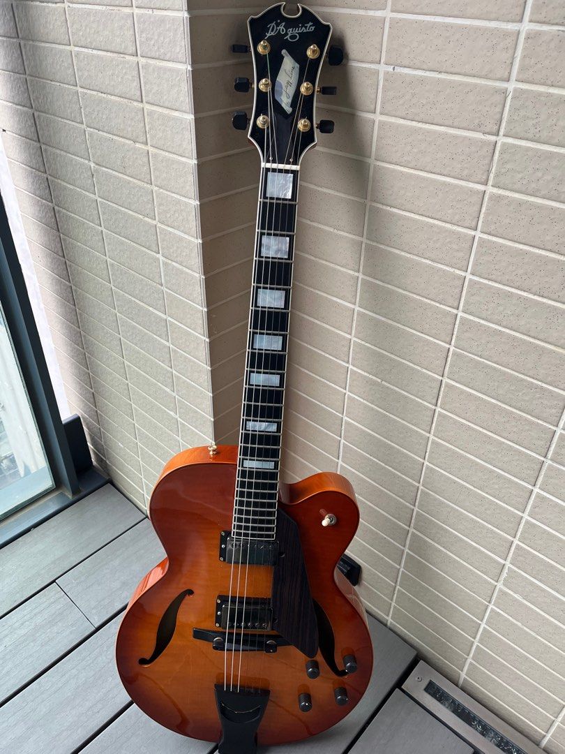 D'Aquisto Jazzline hollow body Guitar - upgraded with Benedetto pickups （分類：樂器）位於 Hong Kong。 由 the_style_guy 提交（商品編號 1409022831，圖片 1）。簡介： Upgraded- Benedetto pickups both neck and bridge Beautiful D'Aquisto electric guitar. Features a sunburst finish, f-holes, and a unique pickguard design. Includes a hard case for storage and transport. The guitar has a rosewood fretboard with rectangular inlays. The headstock has the D'Aquisto logo. The guitar 