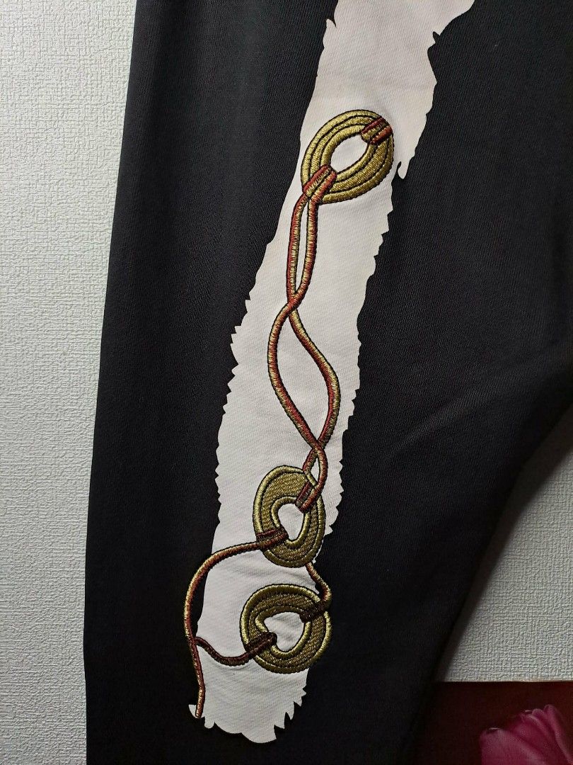 Evisu Daicock Koi Black Sweatpants (Category: Joggers) located in Quezon City. Submitted by yaseen73 (Listing ID 1408929744, Image 3). Description: Authentic Evisu Daicock Embroidery Koi Fish Hard Print Logo Design Size M on Tag 100% Cotton 🔥🔥🔥🔥Japanese Brand🔥🔥🔥🔥 Actual Waistline: 32/33 x Length 25 Color Rate : 9.8/10 Washed Already With Minor Sign of Usage ✓ No Hairlines/No Crack Prints Condition : 9.9/10 or Best Offer J&T 🚛 Lalamove 🛵