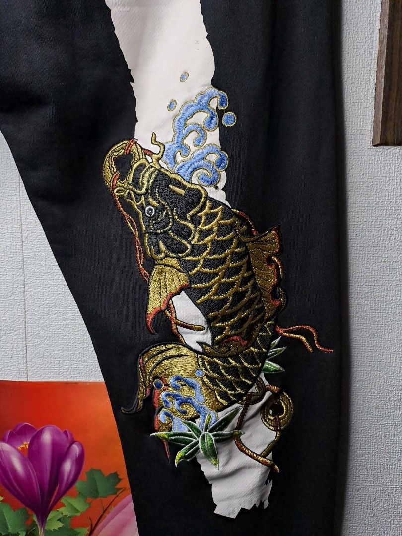 Evisu Daicock Koi Black Sweatpants (Category: Joggers) located in Quezon City. Submitted by yaseen73 (Listing ID 1408929744, Image 2). Description: Authentic Evisu Daicock Embroidery Koi Fish Hard Print Logo Design Size M on Tag 100% Cotton 🔥🔥🔥🔥Japanese Brand🔥🔥🔥🔥 Actual Waistline: 32/33 x Length 25 Color Rate : 9.8/10 Washed Already With Minor Sign of Usage ✓ No Hairlines/No Crack Prints Condition : 9.9/10 or Best Offer J&T 🚛 Lalamove 🛵