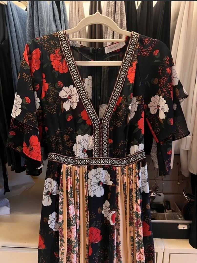 Floral Print Maxi Dress (Category: Dresses) located in Cebu City. Submitted by CindyLu (Listing ID 1408905104, Image 2). Description: - Floral maxi dress - V-neckline with intricate detailing - Perfect for special occasions and everyday style - Worn once.