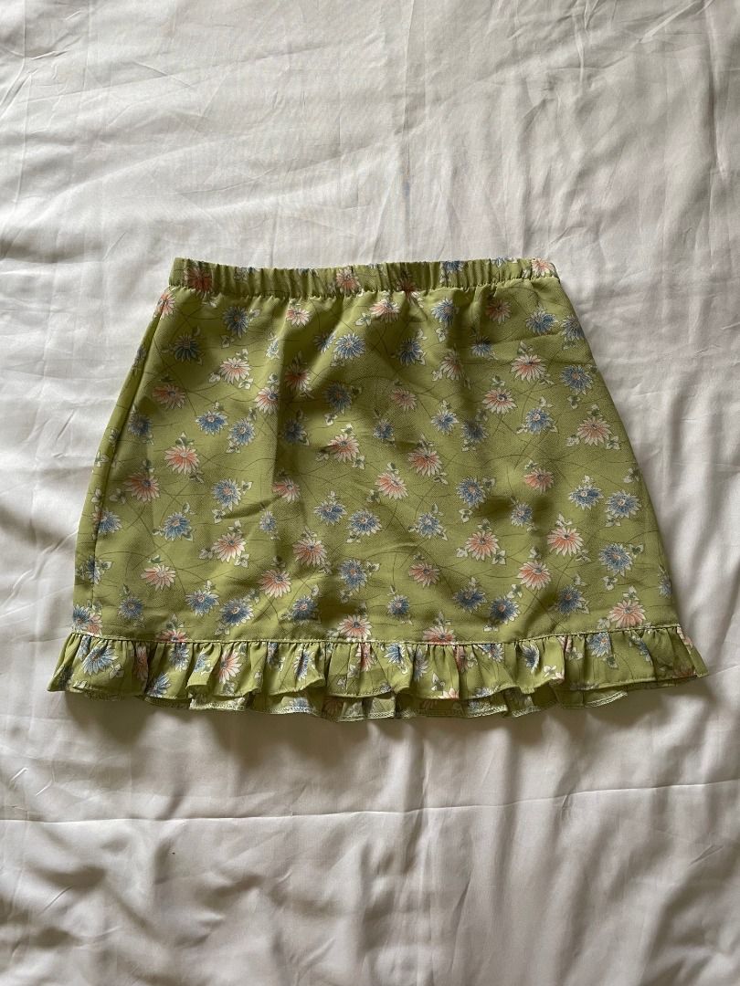 Green Floral Skirt (Category: Skirts) located in Paranaque City. Submitted by tortoisee (Listing ID 1409036173, Image 2). Description: condition: used once, no damage or stains - mini length (thigh area) - reworked from a longer skirt - garterized, fits xs-s - rfs: decluttering .