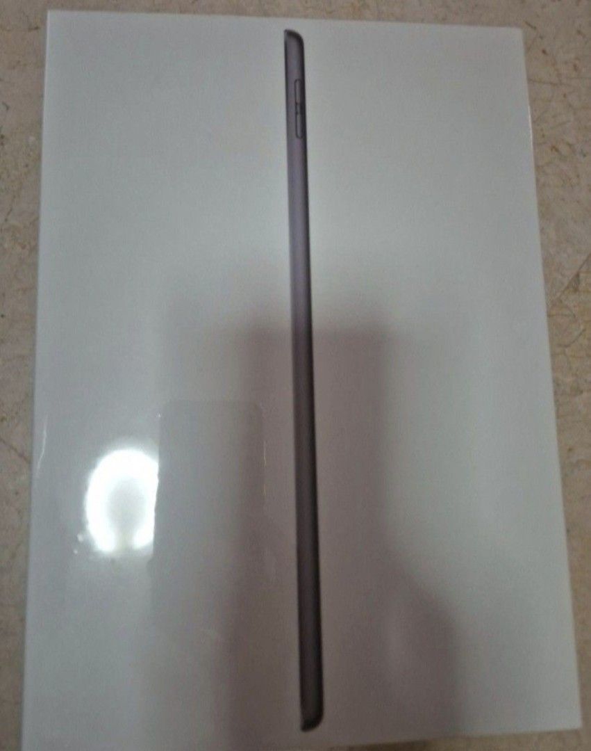 (Category: iPad) located in Singapore. Submitted by icookies (Listing ID 1409033271, Image 1). Description: Brand new!.