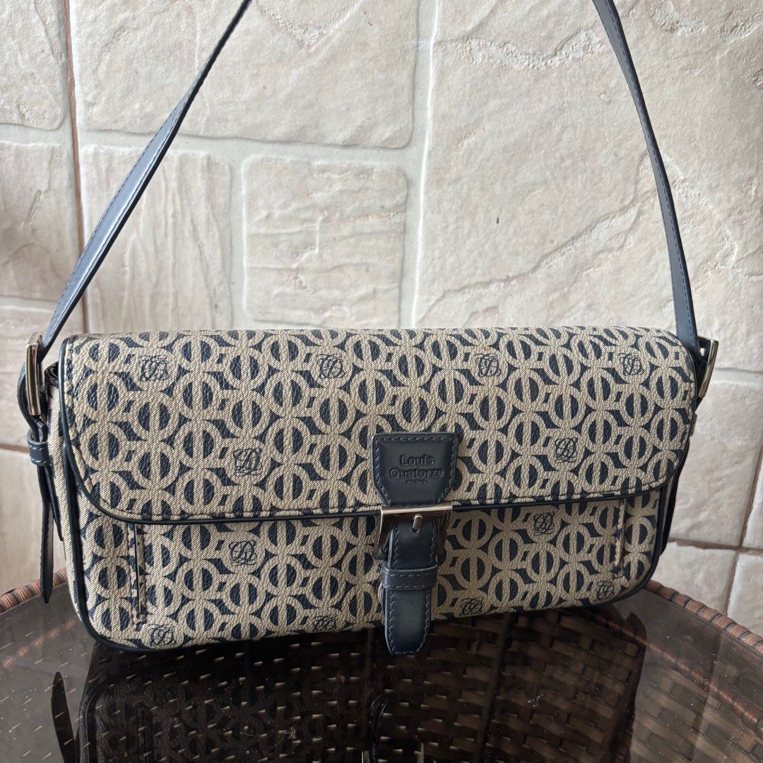 Louis Quatorze Paris Shoulder Bag (Category: Shoulder Bags) located in Pagsanjan. Submitted by jijithecat (Listing ID 1409017928, Image 1). Description: PLEASE MANAGE YOUR EXPECTATIONS THIS IS USED / PRELOVED !! Navy blue & cream color Malinis loob at labas 9.5/10 hardware Authentic Excellent condition.