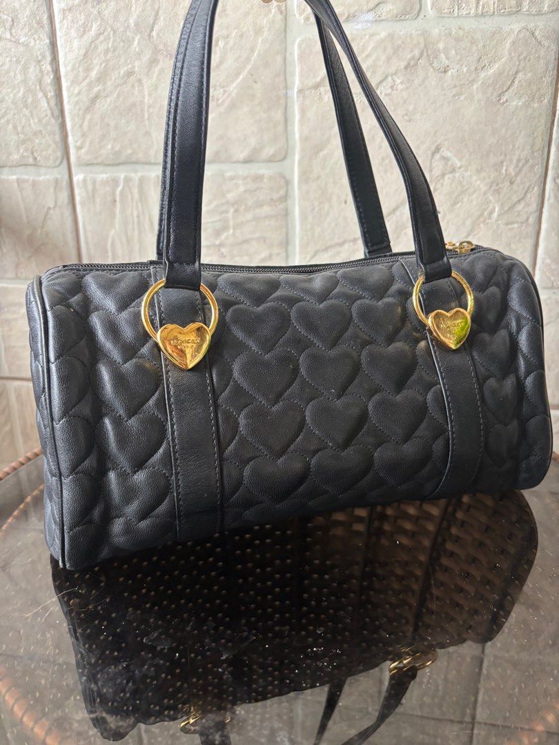 Lovcat Black Heart Quilted Handbag (Category: Purses & Pouches) located in Pagsanjan. Submitted by jijithecat (Listing ID 1409021997, Image 2). Description: PLEASE MANAGE YOUR EXPECTATIONS THIS IS USED / PRELOVED !! Gold hardware Malinis loob at labas, need lang i leather conditioner 9/10 hardware Authentic Good condition.