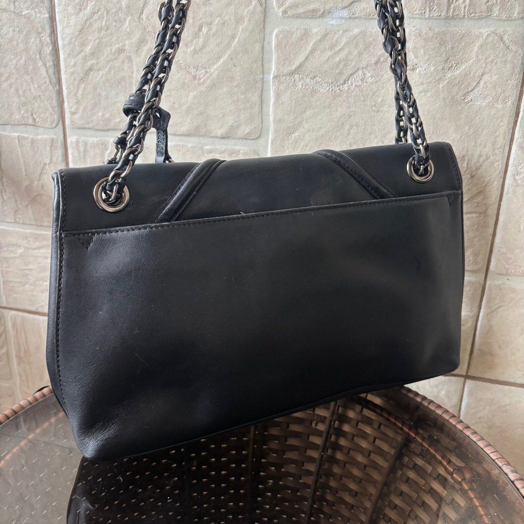 Lovcat Black Shoulder Bag with Chain Strap (Category: Shoulder Bags) located in Pagsanjan. Submitted by jijithecat (Listing ID 1409017365, Image 2). Description: PLEASE MANAGE YOUR EXPECTATIONS THIS IS USED / PRELOVED !! Authentic Good as new, need lang i leather conditioner. I can do that before shipping out. Gun metal hardwares 3 compartments .