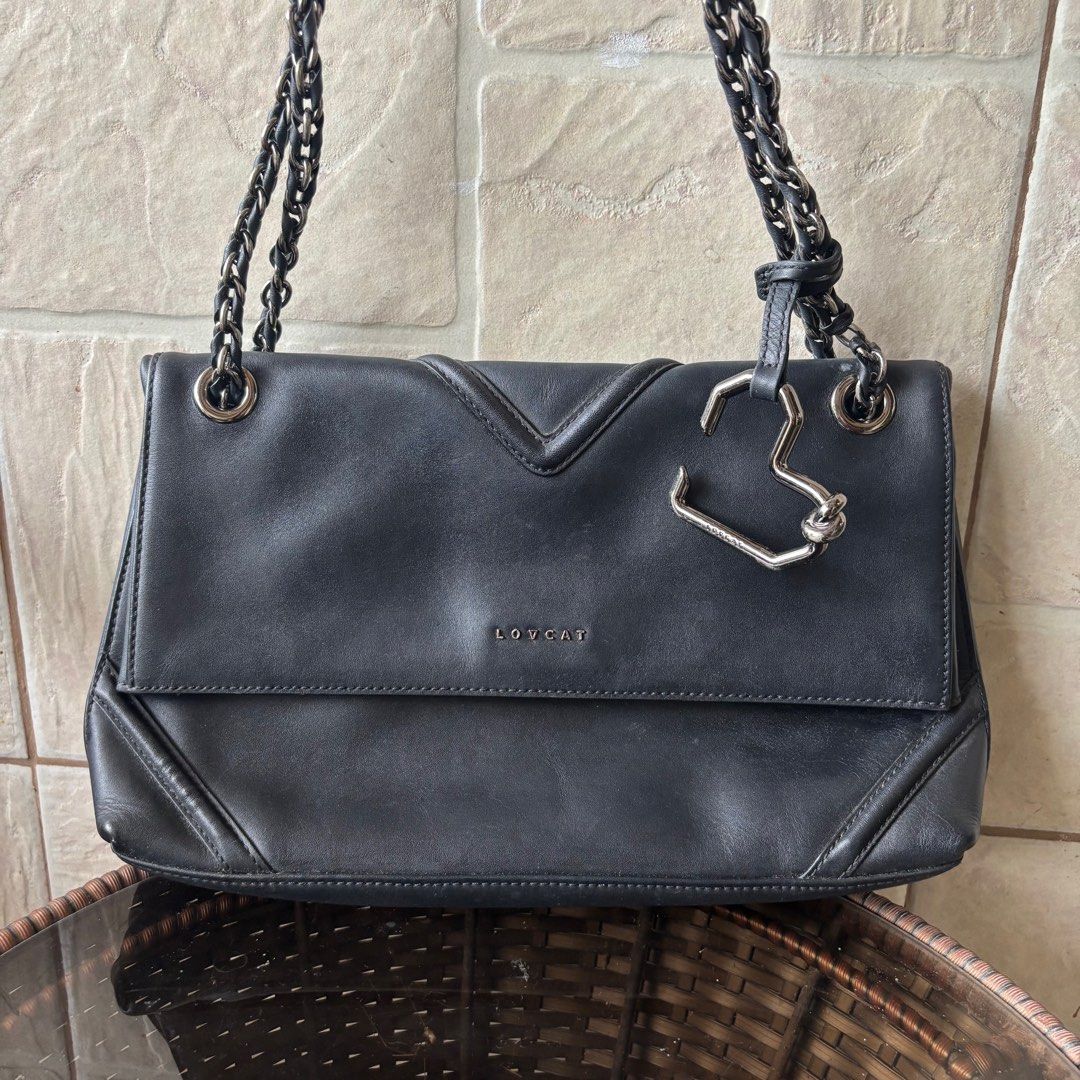 Lovcat Black Shoulder Bag with Chain Strap (Category: Shoulder Bags) located in Pagsanjan. Submitted by jijithecat (Listing ID 1409017365, Image 1). Description: PLEASE MANAGE YOUR EXPECTATIONS THIS IS USED / PRELOVED !! Authentic Good as new, need lang i leather conditioner. I can do that before shipping out. Gun metal hardwares 3 compartments .