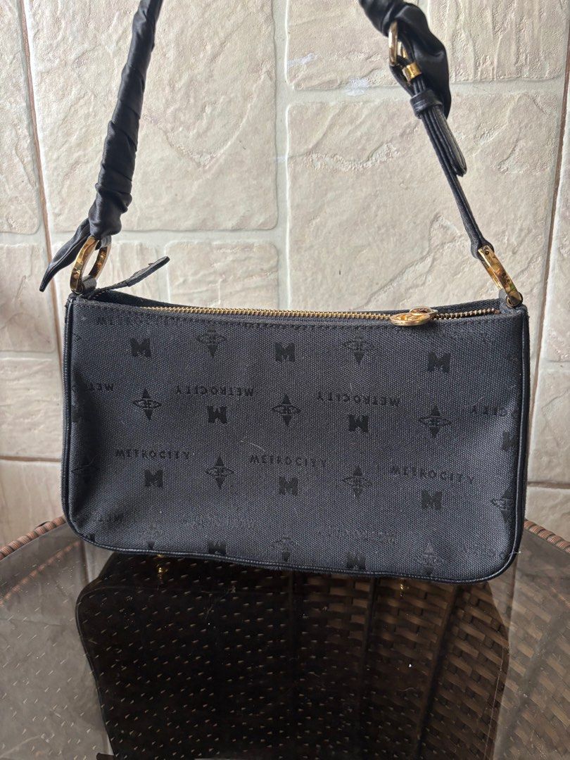 Metrocity Kili Shoulder Bag (Category: Shoulder Bags) located in Pagsanjan. Submitted by jijithecat (Listing ID 1409017601, Image 2). Description: PLEASE MANAGE YOUR EXPECTATIONS THIS IS USED / PRELOVED !! Authentic Good condition Gold hardware 9/10 Canvas and leather material Engraved hardwares.