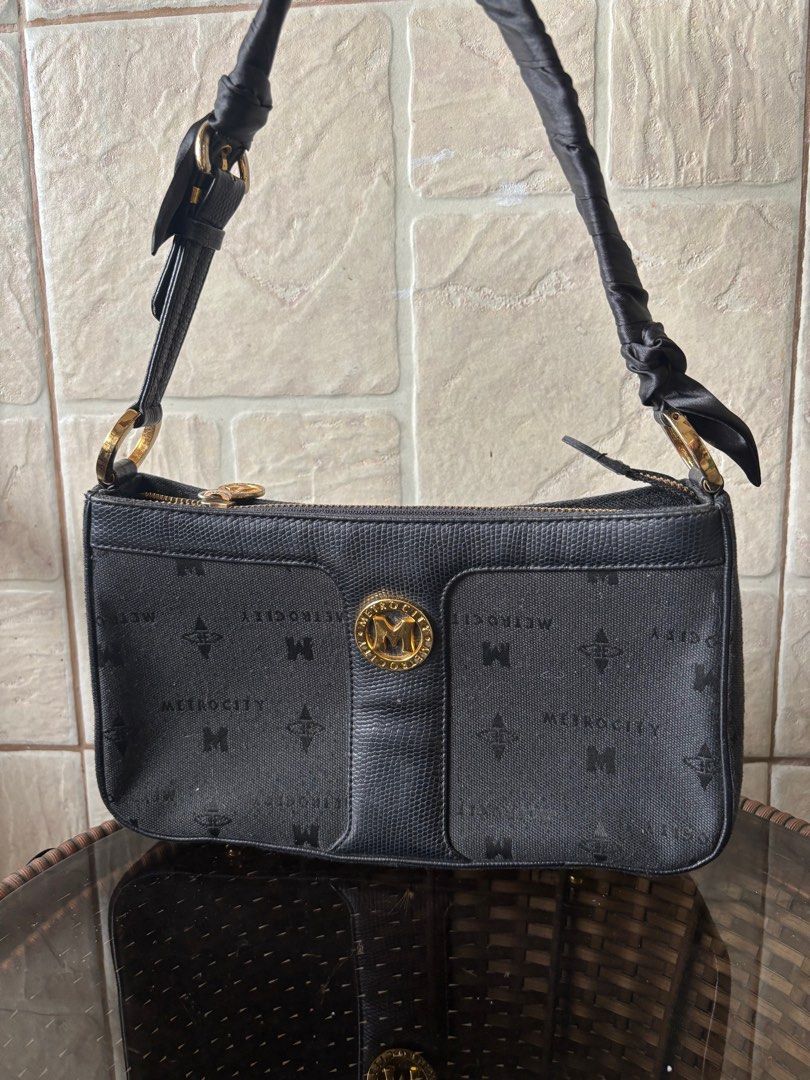 Metrocity Kili Shoulder Bag (Category: Shoulder Bags) located in Pagsanjan. Submitted by jijithecat (Listing ID 1409017601, Image 1). Description: PLEASE MANAGE YOUR EXPECTATIONS THIS IS USED / PRELOVED !! Authentic Good condition Gold hardware 9/10 Canvas and leather material Engraved hardwares.