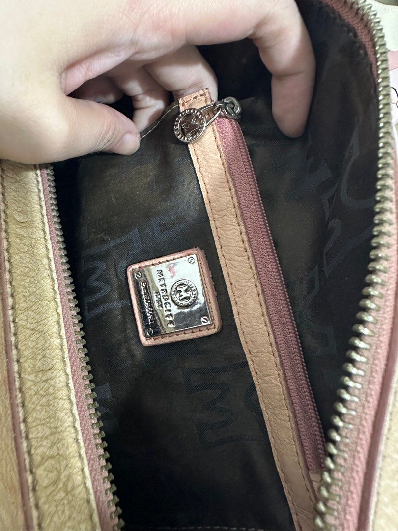 Metrocity Pink Leather Korean Boston Bag (Top Handle Bag) (Category: Luxury Bags & Wallets) located in Taguig. Submitted by chrryblssmhvn (Listing ID 1409003473, Image 3). Description: AS IS need ng linis small signs of usage—discoloration and light scratches, but overall still good as new.