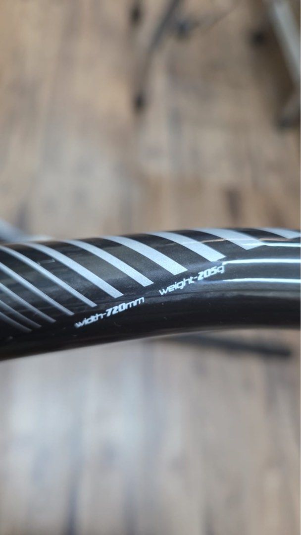 Specialized Carbon 31.8 handlebar (Category: Parts & Accessories) located in Singapore. Submitted by jjsss5790 (Listing ID 1408993663, Image 2). Description: Type - Rise handlebar Material Type - carbon fiber Rise - Low Width - 720mm Clamp Diameter - 31.8 mm Riding Style - Enduro.