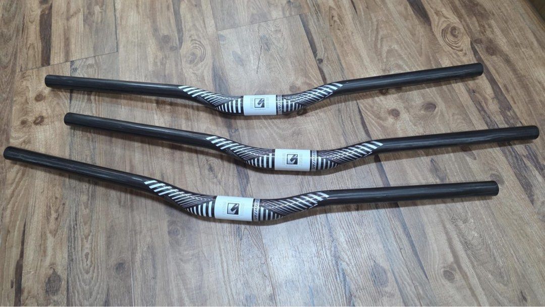 Specialized Carbon 31.8 handlebar (Category: Parts & Accessories) located in Singapore. Submitted by jjsss5790 (Listing ID 1408993663, Image 1). Description: Type - Rise handlebar Material Type - carbon fiber Rise - Low Width - 720mm Clamp Diameter - 31.8 mm Riding Style - Enduro.