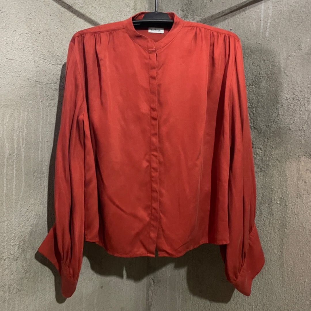 Toteme Cali Poplin Shirt (Category: Luxury Apparel) located in Bacolod City. Submitted by cast.archives (Listing ID 1408936067, Image 1). Description: Toteme Cali Poplin Shirt Authentic Tagged size: Xs Size: Large Condition: Very good Flaw: just need wash.
