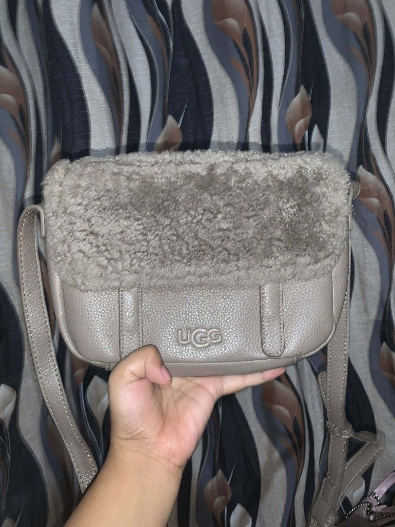 *free sf) UGG Crossbody Bag (Category: Cross-body Bags) located in Tarlac. Submitted by jelly_thrift (Listing ID 1408610365, Image 1). Description: ❗READ ❗ LOC TARLAC, MEET UP AND SHIP NATIONWIDE VIA JNT/FLASH BHI THRIFT SOURCE DI KO SURE KUNG LEGIT PERO ANG KAPAL NG ETIKETA, PARANG LEGIT! PRICE NEGOTIABLE! IKAW BAHALA MAG PRESYO BHI, KUNG KAYA KO YOURS AGAD. - UGG crossbody bag - Fuzzy flap closure - Long strap for shoulder or crossbody wear - N