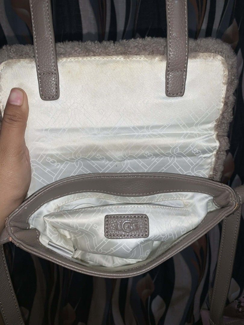 *free sf) UGG Crossbody Bag (Category: Cross-body Bags) located in Tarlac. Submitted by jelly_thrift (Listing ID 1408610365, Image 3). Description: ❗READ ❗ LOC TARLAC, MEET UP AND SHIP NATIONWIDE VIA JNT/FLASH BHI THRIFT SOURCE DI KO SURE KUNG LEGIT PERO ANG KAPAL NG ETIKETA, PARANG LEGIT! PRICE NEGOTIABLE! IKAW BAHALA MAG PRESYO BHI, KUNG KAYA KO YOURS AGAD. - UGG crossbody bag - Fuzzy flap closure - Long strap for shoulder or crossbody wear - N