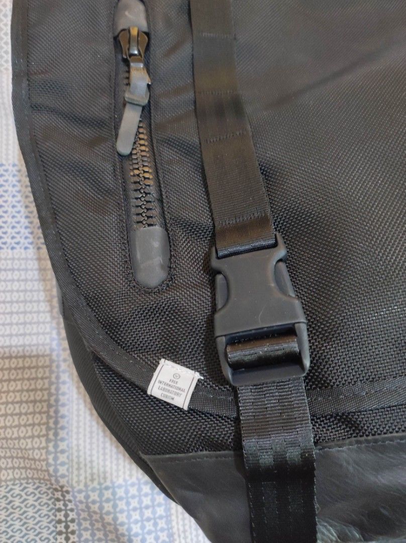 Visvim （分類：手袋及銀包）位於 Hong Kong。 由 thai_goku 提交（商品編號 1408923300，圖片 2）。簡介： visvim messenger bag 郵差袋 size ：濶大概46cm 98%new 冇Tag 袋一個 只出街用一次。