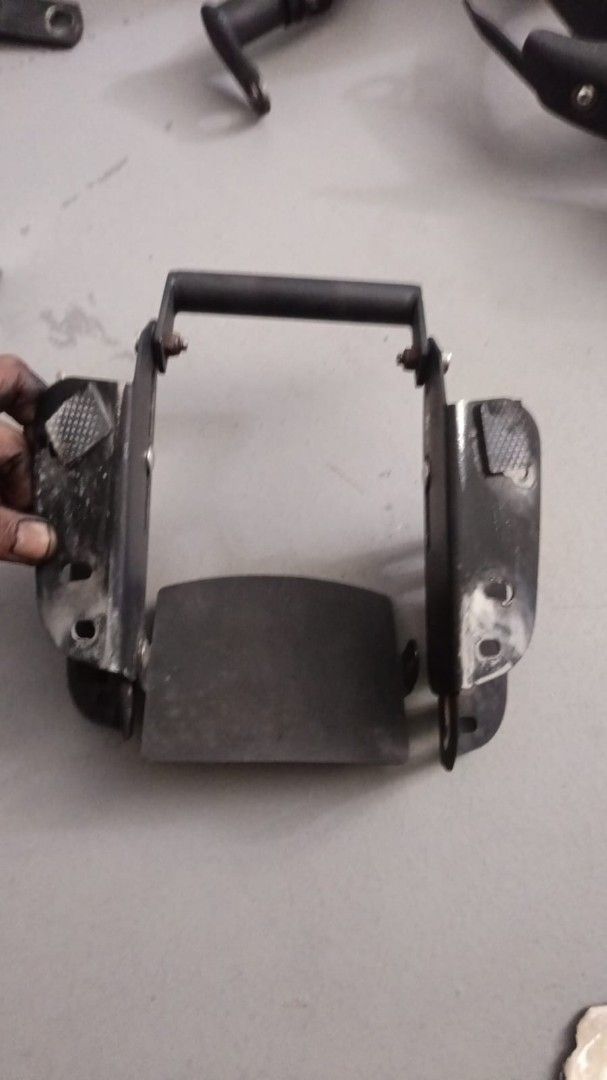 Windscreen stabilizer (Category: Motorcycle Accessories) located in Singapore. Submitted by inhaven (Listing ID 1408969261, Image 1). Description: .