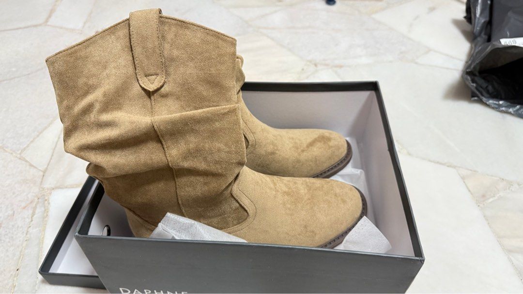 Winter Boot (Category: Boots) located in Singapore. Submitted by periwinklez36 (Listing ID 1409030994, Image 5). Description: 24.5cm / EU39 Bought it online, but it’s too big for me. .