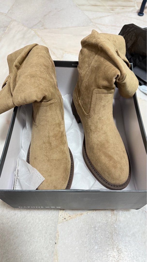 Winter Boot (Category: Boots) located in Singapore. Submitted by periwinklez36 (Listing ID 1409030994, Image 4). Description: 24.5cm / EU39 Bought it online, but it’s too big for me. .