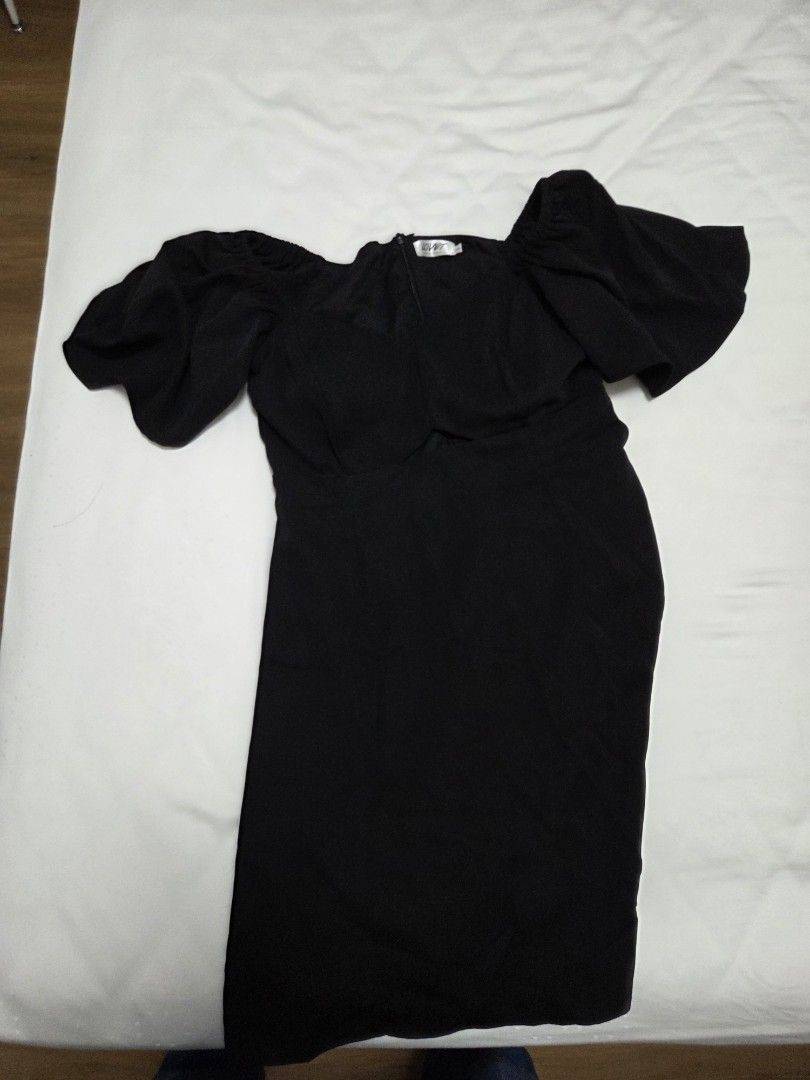 Assorted second hand clothes (Category: Dresses) located in Singapore. Submitted by arvatochamp (Listing ID 1409213200, Image 4). Description: many assorted second hand clothes all are $4.90 each.