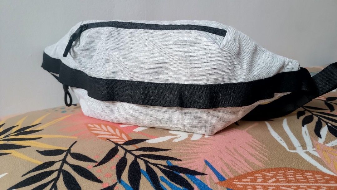 Beanpole Sport Waist Bag (Category: Belt bags, Clutches and Pouches) located in La Trinidad. Submitted by leezhine (Listing ID 1409111835, Image 1). Description: - Beanpole Sport waist bag - Light grey fabric with black strap - Black strap with Beanpole brand name - Main zippered compartment - Side pocket - Sleek design - Beanpole logo on zippers - Perfect for carrying essentials. -Like new condition.