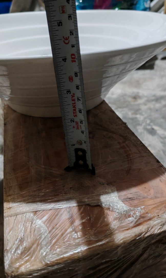 Big porcelain salad bowl (Category: Dinnerware & Cutlery) located in Quezon City. Submitted by plantcorner (Listing ID 1409136201, Image 3). Description: 2 pcs avail Stock No box.