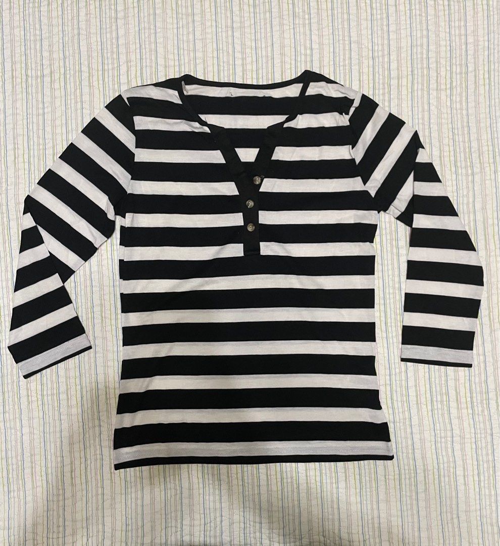 Black and White Striped Long Sleeve (Category: Longsleeves) located in Muntinlupa City. Submitted by ml.bellashoppe (Listing ID 1409206918, Image 2). Description: Cut tag.