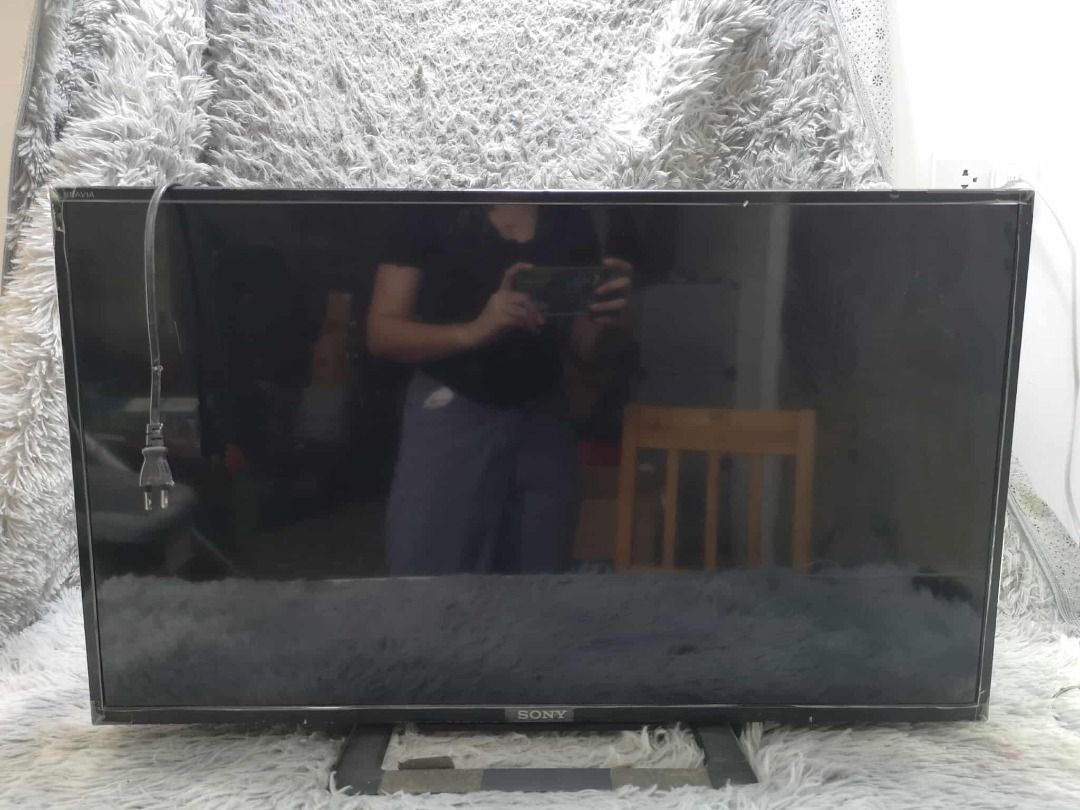 Black Flat Screen TV (Category: TV) located in Santa Cruz. Submitted by jmy_surplus.2 (Listing ID 1409204041, Image 1). Description: Size ; L -45 W - 72 W - 13 Color ; Black Type ; TV Brand ; No brand Material ; Plastic Alloy Style ; Black LCD TV JMA JMY 3 Batch #173.