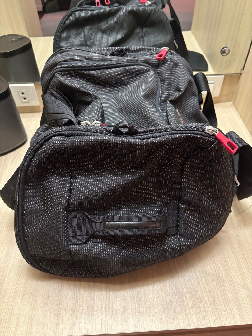 Corvette Stingray Duffel Bag, 40L, C7 Logo (Category: Luxury Bags & Wallets) located in Manila. Submitted by ahamburger (Listing ID 1409081464, Image 2). Description: Corvette Stingray Duffel Bag, 40L, C7 Logo Used once Specifically designed for the Corvette brand, this customized luggage is perfect for the weekend getaway and is part of a five-piece luggage set. Featuring the Corvette logo, this 40L Duffel bag has a large center section with sma