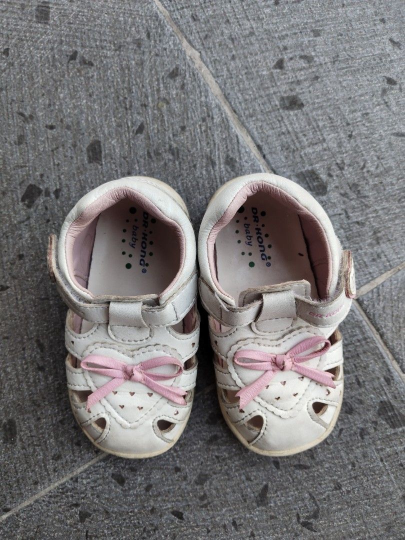 Dr. Kong Baby Sandals Size 22 (Category: Babies & Kids Fashion) located in Quezon City. Submitted by eandrapo (Listing ID 1409150091, Image 3). Description: Well used but still in good condition Comfortable for my baby girl Rfs: outgrown.