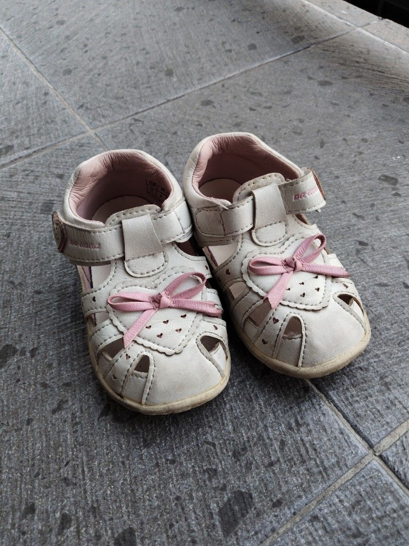 Dr. Kong Baby Sandals Size 22 (Category: Babies & Kids Fashion) located in Quezon City. Submitted by eandrapo (Listing ID 1409150091, Image 1). Description: Well used but still in good condition Comfortable for my baby girl Rfs: outgrown.