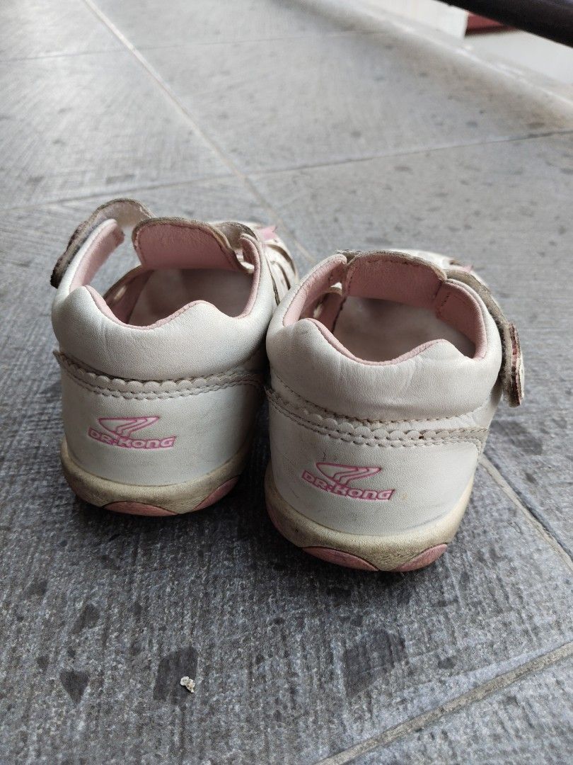 Dr. Kong Baby Sandals Size 22 (Category: Babies & Kids Fashion) located in Quezon City. Submitted by eandrapo (Listing ID 1409150091, Image 2). Description: Well used but still in good condition Comfortable for my baby girl Rfs: outgrown.
