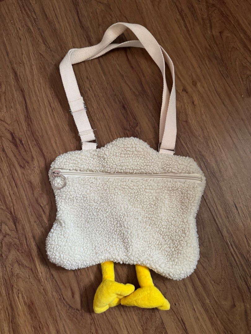 Duck Shoulder Bag (Category: Shoulder Bags) located in Santa Rosa. Submitted by yagamibunny (Listing ID 1409093010, Image 2). Description: -Used but no flaws -Need wash only mop: gcash mod: lbc/jnt loc: laguna.
