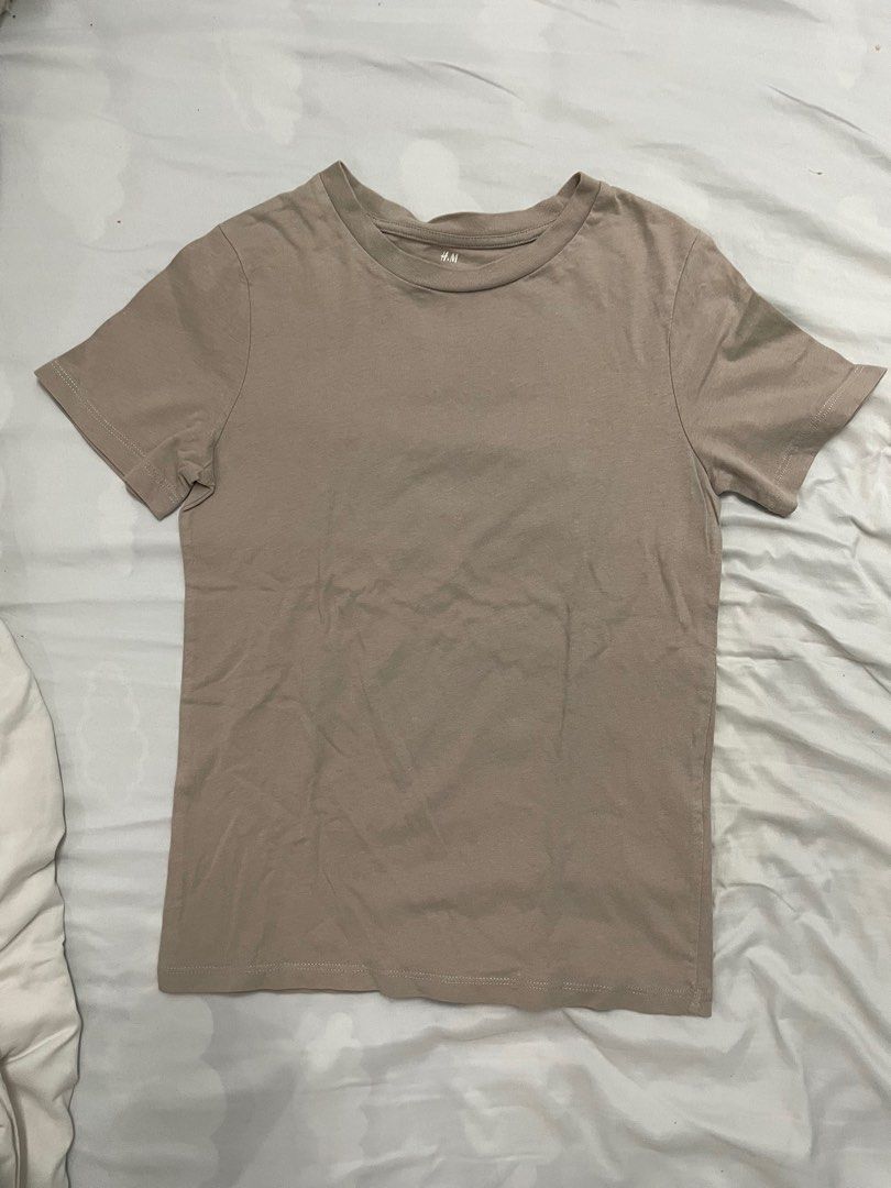 H&M Baby Tee brown shirt (Category: Shirts) located in Mandaluyong City. Submitted by fuhtile (Listing ID 1409221638, Image 1). Description: - From kid’s section, Size 8-10Y.