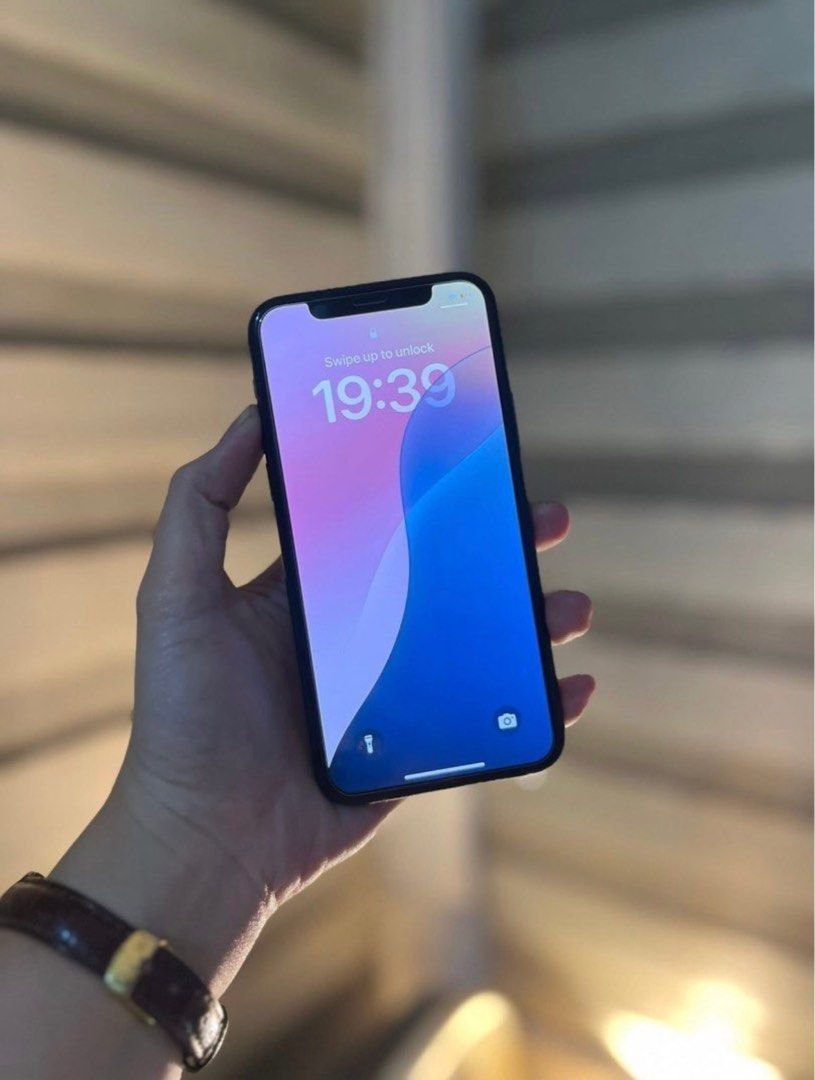 iPhone 11 pro (Category: iPhone 11 Series) located in Quezon City. Submitted by itsmeriaa (Listing ID 1409082591, Image 2). Description: IPHONE 11 PRO 256gb No sim restriction No issue 67% original battery super kunat prn Inclusion: - original box - cable - cases ₱14,990 slight negotiable 📍quezon city.