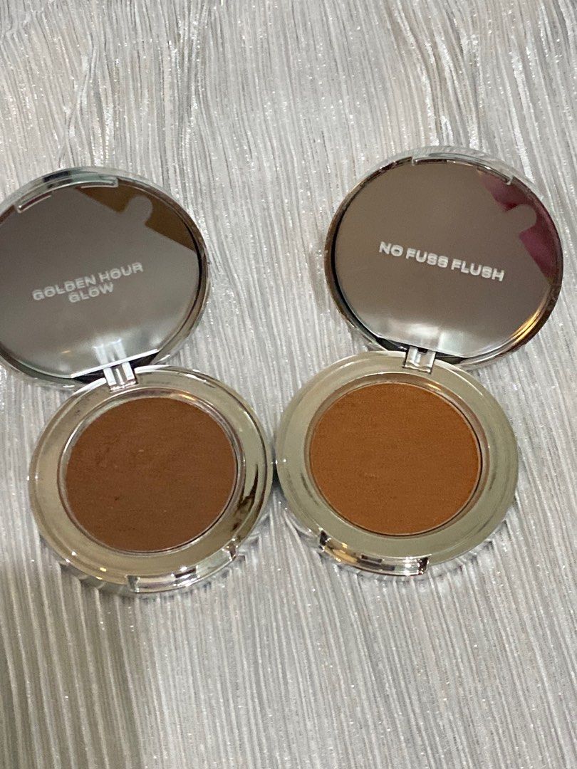 Issy & Co. Blush Duo (Category: Makeup) located in Tiwi. Submitted by camila_dp (Listing ID 1409204931, Image 2). Description: Issy & Co. Blush Duo in Golden Hour Glow and No Fuss Flush. Compact with mirror. Adds color and warmth. Used twice.