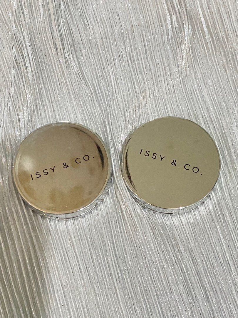 Issy & Co. Blush Duo (Category: Makeup) located in Tiwi. Submitted by camila_dp (Listing ID 1409204931, Image 1). Description: Issy & Co. Blush Duo in Golden Hour Glow and No Fuss Flush. Compact with mirror. Adds color and warmth. Used twice.