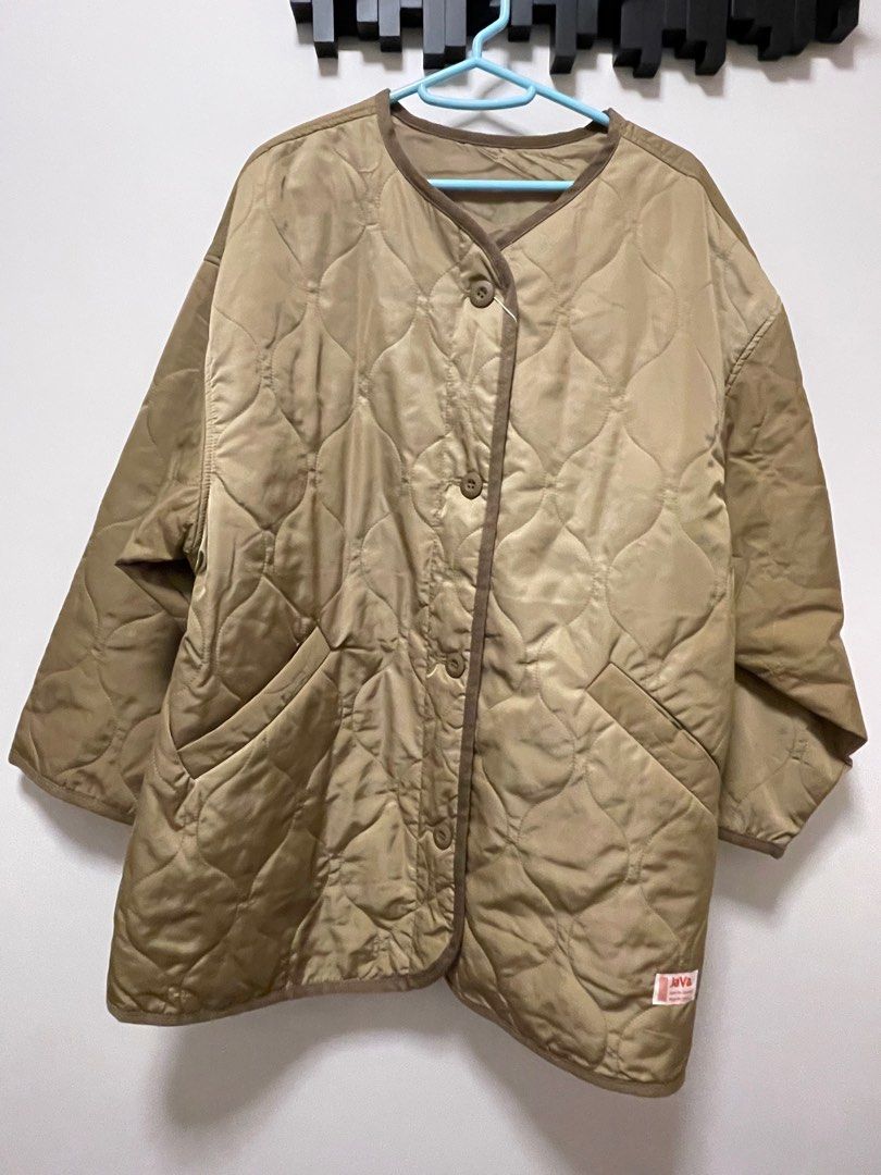 JaVa Quilted Jacket - Size L （分類：外套及戶外衣服）位於 Hong Kong。 由 emielmo 提交（商品編號 1409205676，圖片 1）。簡介： Mustard 芥末色 Size: L 港鐵沿線面交。