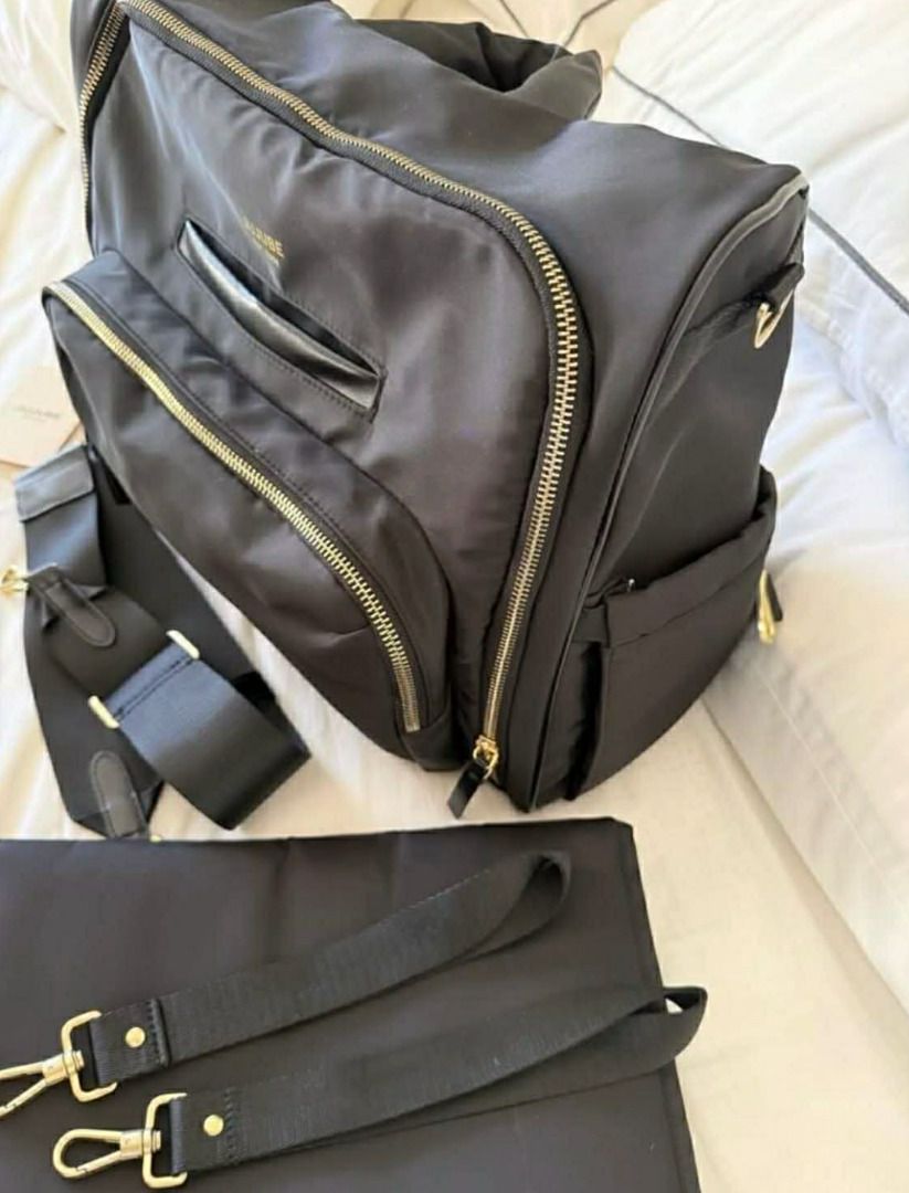 jujube satchel diaper bag (Category: Baby Toiletries & Grooming) located in Marikina City. Submitted by oldschooljunkies (Listing ID 1409104516, Image 3). Description: minor issue - see last pic orig price 13k.