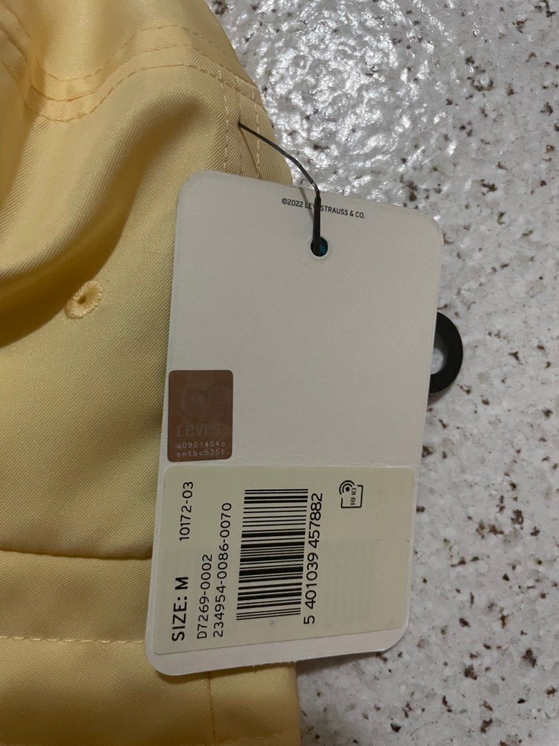 Levi’s bucket hat (Category: Women's Accessories) located in Penshurst. Submitted by epicwater.ab3272 (Listing ID 1409137201, Image 2). Description: .