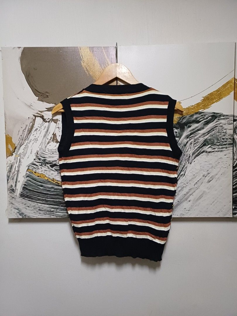 LOUIS VUITTON SWEATER VEST (Category: Luxury Apparel) located in Arayat. Submitted by angels_closet247 (Listing ID 1409171642, Image 2). Description: Actual size using inches Armpit to Armpit 17 Lenght /22.5 fittings is Medium Excellent Condition, Issue: 😉Message if you have any other question about sizing. We do shipping nation wide I’m also open for video call so that you can see the item you ‘re interested to buy. Courier, DHL,JNT,LBC Mode of