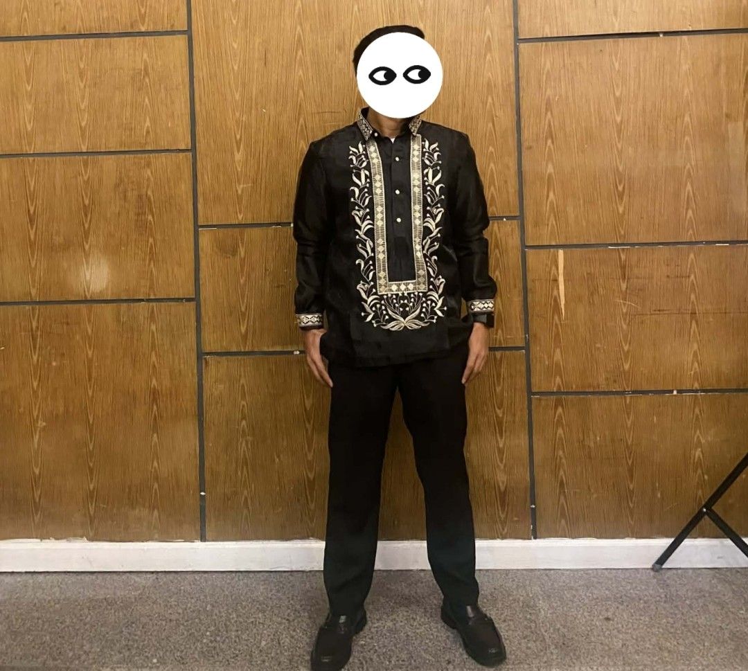 Men's Black Barong Tagalog (Category: Formal Shirts) located in San Mateo. Submitted by johnfirstramos (Listing ID 1409249067, Image 2). Description: Black Modern Barong Tagalog for Men for Rent! - Used once - Strictly for rent ONLY - Add ₱100 each additional day - Security deposit: +₱400 (refundable upon return) Size: M (see pic for reference) Actual pic posted Buyer should shoulder del fees 📍San Mateo, Rizal/ Marikina.