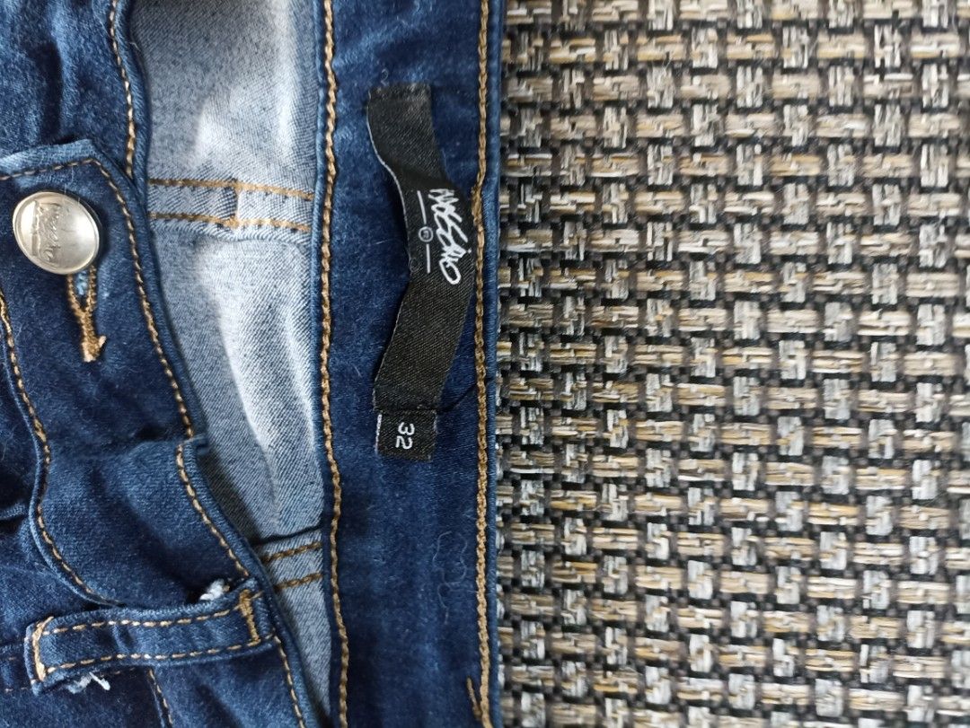 Mossimo Dark Wash Cargo Jeans Size 32 (Category: Jeans) located in Las Pinas. Submitted by declutterdownsize (Listing ID 1409109736, Image 2). Description: - Mossimo dark wash cargo jeans - Size 32 - Straight leg cut - Cargo pockets on sides - Zipper pocket - Button and zipper closure.