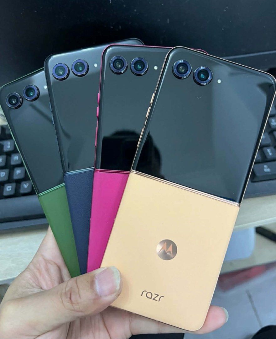 Motorola Razr Ultra 50 ☺️ (Category: Motorola) located in Quezon City. Submitted by shawi_08 (Listing ID 1409216305, Image 3). Description: Available For Pre Order 😊✅ Complete Package Original Charger and Box 95% Smooth Freebies 😊 - Case - Earphone - Mini Speaker.