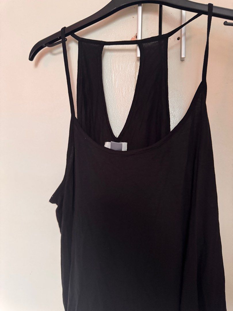 Old Navy Black Tank Top XL (Category: Sleeveless) located in Pasig City. Submitted by springcleaning.mnl (Listing ID 1409143142, Image 2). Description: - Old Navy black tank top - Halter neckline with keyhole detail - Thin straps - Loose fit - Size: XL - Made in Indonesia Fits L-XL Pick up: Pasig Greenpark Can ship via lalamove or j&t.