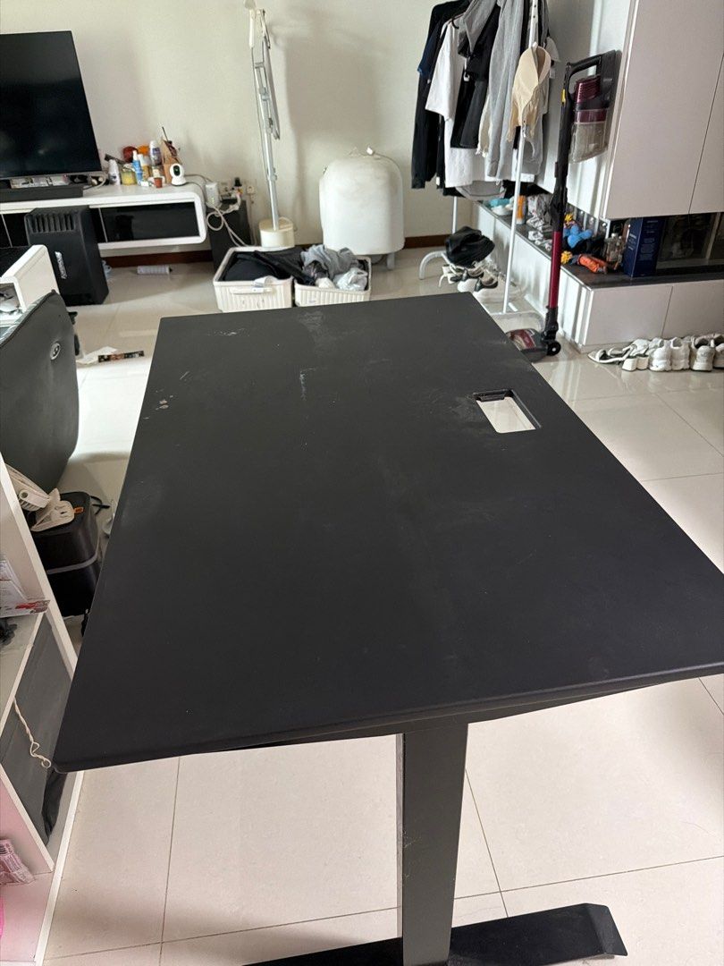 Omnidesk fixed table (Category: Tables & Sets) located in Singapore. Submitted by eugeneeeeeeeee (Listing ID 1409166329, Image 3). Description: .