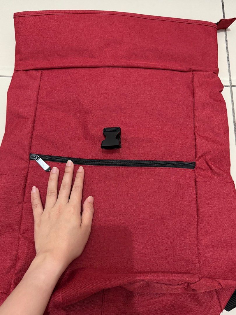 Red Backpack (Category: Backpacks) located in Singapore. Submitted by yayabalala (Listing ID 1409091815, Image 4). Description: .